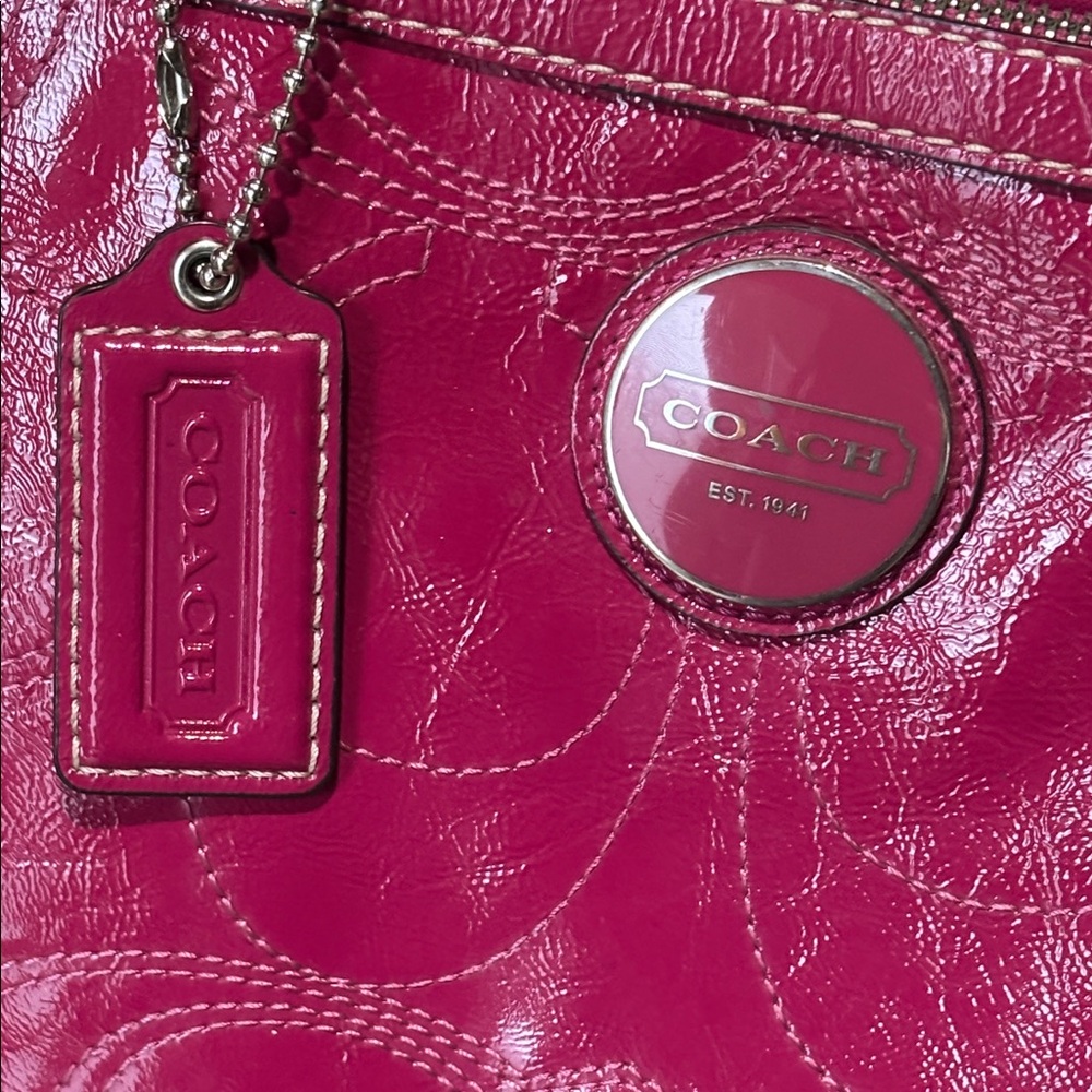 โจ COACH Berry Pink Signature Patent Leather Tote - Iconic stitched "C" pattern - Picture 10 of 16